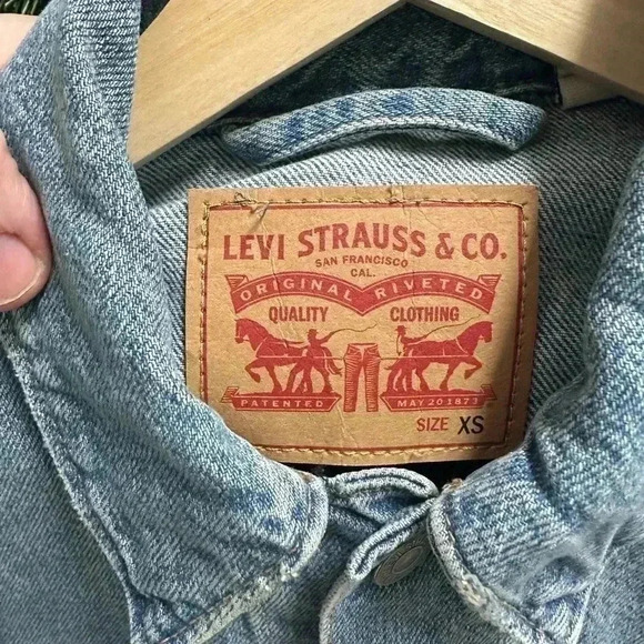 Levi’s Lightwash Denim Jacket Size XS - Picture 2 of 5